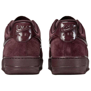 حذاء Nike Air Force 1 شامواه بلون عنابي فاخر.