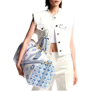 حقيبة سفر Travel Bag من Louis Vuitton بتصميم أزرق وأبيض فاخر.