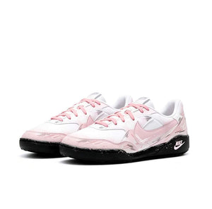 حذاء Nike Sneakers بتصميم فني باللون الوردي والأبيض.