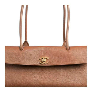 حقيبة يد Chanel بتصميم كلاسيكي ولون بني فاخر.