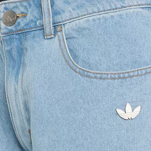جينز نسائي بشعار adidas Originals بجيوب أمامية وخلفية وساق واسعة مستقيمة