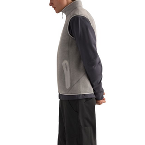 جاكيت بدون أكمام للرجال بشعار Arc'teryx على عارض أزياء