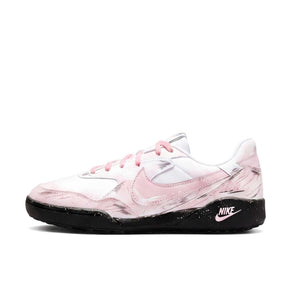 حذاء Nike Sneakers بتصميم فني باللون الوردي والأبيض.
