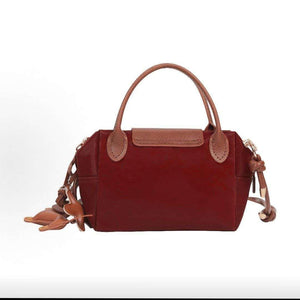 حقيبة يد GUCCI beauty عنابية بتفاصيل جلدية.
