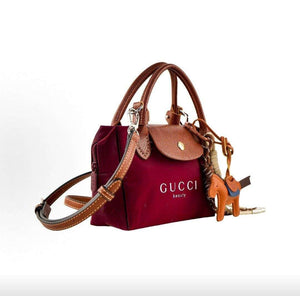 حقيبة يد GUCCI beauty صغيرة بلون عنابي مع تعليقة.