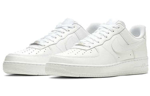 حذاء Nike Air Force 1 أبيض كلاسيكي مريح.