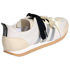 حذاء Sneakers أبيض كلاسيكي بأربطة Satin وخطوط فضية.