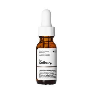 لقطة قريبة لعبوة كهرمانية أصغر من سيروم الكافيين للعين بشعار The Ordinary
