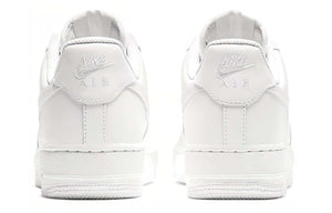 حذاء Nike Air Force 1 Low أبيض بتصميم كلاسيكي مريح.