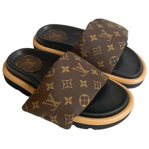 سليبر Louis Vuitton Pool Pillow بنقشة Monogram ولون بني.