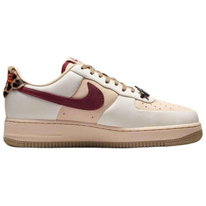 حذاء Nike Air Force 1 بنقشة Leopard وتفاصيل Burgundy.