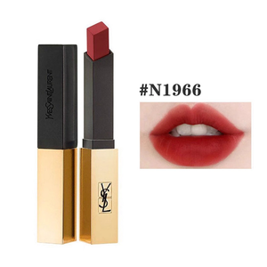 أحمر شفاه YSL بغطاء ذهبي وعينة اللون الأحمر