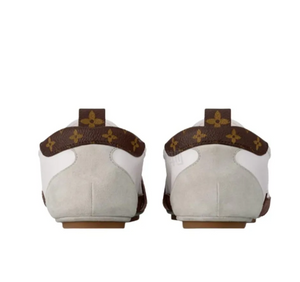 Louis Vuitton |لويس فويتون حذاء نسائي أنيق بتصميم كلاسيكي بنعل رفيع وألوان الأبيض والرمادي والبني.