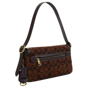 حقيبة كتف COACH بنقشة Signature المميزة باللون البني.