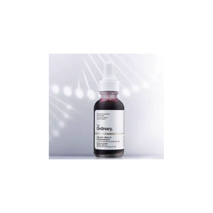 عبوة سيروم أحماض بشعار The Ordinary على خلفية بيضاء