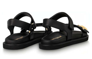 Louis Vuitton صندل Flat نسائي جلد أسود مريح بشعار ذهبي.