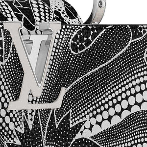 حقيبة يد Louis Vuitton Capucines بنقشة زهور فنية أبيض وأسود.