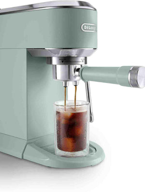 ماكينة DeLonghi لتحضير Espresso و Cold Brew بتصميم أنيق.