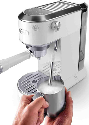 ماكينة DeLonghi لتحضير Espresso و Cold Brew بتصميم أنيق.