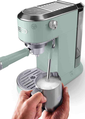 ماكينة DeLonghi لتحضير Espresso و Cold Brew بتصميم أنيق.