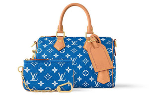 حقيبة Speedy 25 جلد باللون الأزرق ونقشة Monogram بيضاء.