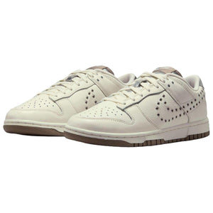سنيكرز Nike Dunk Low بتصميم Grommets ولون Sail.
