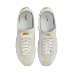 حذاء Nike Cortez كلاسيكي مريح باللون الأبيض والأصفر.