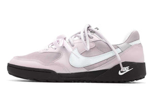 حذاء Nike كاجوال مريح باللون الوردي الفاتح.