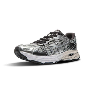 حذاء رياضي Mizuno Racer S بتصميم فضي مميز.