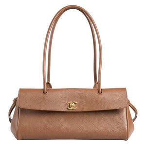 حقيبة يد Chanel بتصميم كلاسيكي ولون بني فاخر.