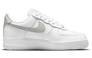 حذاء Nike Air Force 1 أبيض بتفاصيل رمادية وذهبية.