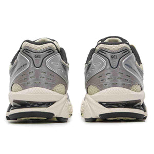 حذاء Asics Gel-Kayano 14 رياضي مريح بلون فضي وبيج.