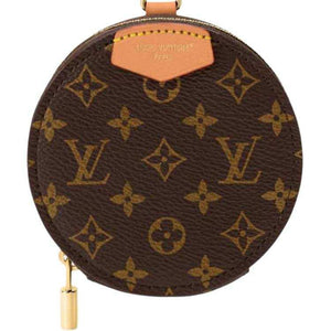 ميدالية Louis Vuitton دائرية بنقشة Monogram الأيقونية.