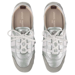 حذاء Sneakers Louis Vuitton باللون الفضي الميتاليك والأبيض.