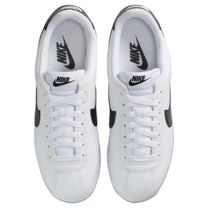 حذاء Nike Cortez كلاسيكي باللونين الأبيض والأسود.