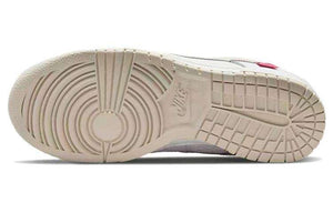 حذاء Nike Dunk Low رياضي باللون الأبيض والوردي.