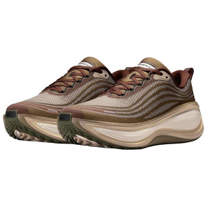 زوج من الأحذية الرياضية الرجالية البنية بشعار نايكي بزاوية أمامية