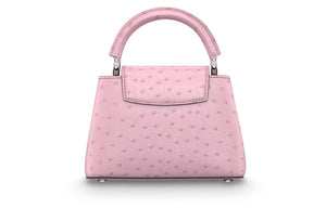حقيبة Louis Vuitton Capucines جلد نعام فاخرة باللون الوردي.