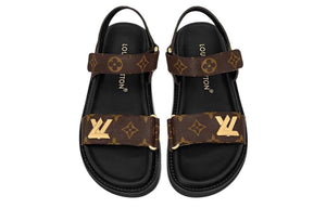صندل Louis Vuitton فلات بنقشة Monogram وشعار ذهبي فاخر.