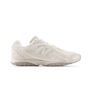 New Balance |نيو بالانس حذاء كاجوال مريح ومتين للرجال والنساء باللون الأبيض.