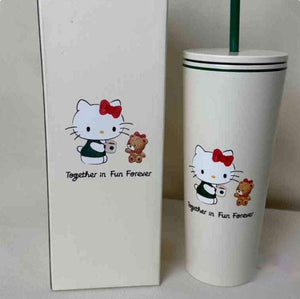 كوب Starbucks بتصميم Hello Kitty مع غطاء وقشة باللون الأخضر.