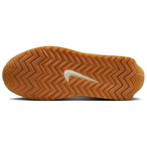 Inspect the durable outsole of Nike Shoes and حذاء نايك الأصلي الذي يضمن راحة شوز نايك، مع ميزات حذاء رياضي كلاسيكي بلون أبيض وتفاصيل فضي ومواصفات nike schuhe.