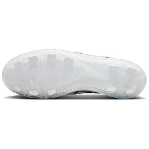 Inspect the durable outsole of Nike Shoes and حذاء نايك الأصلي الذي يضمن راحة شوز نايك، مع ميزات حذاء نايكي جرافيتي أسود وأبيض | Nike Graffiti Black & White ومواصفات nike schuhe.