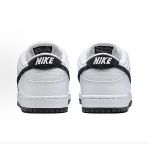 The rear view showcases the heel details of Nike Shoes, combining the حذاء نايك الأصلي مع ميزات حذاء نايكي SB دنك أبيض وأسود | Nike SB Dunk Low White Black وجودة شوز نايك وتشكيلة nike schuhe.