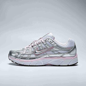 When looking for modern styles, Nike Shoes feature the amazing حذاء Nike P-6000 للنساء لون أبيض وفضي ميتاليك ووردي مع روعة حذاء نايك الأصلي للوثوقية، إلى جانب تصاميم شوز نايك ومواصفات nike schuhe.