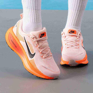 Enjoy the superior comfort of Nike Shoes featuring حذاء Nike Vomero 18 للجري للنساء لون سايل وبرايت كريمسون مع موثوقية حذاء نايك الأصلي وأناقة شوز نايك وضمن تصاميم nike schuhe.