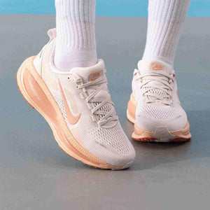 Enjoy the superior comfort of Nike Shoes featuring حذاء Nike Vomero 18 للجري للنساء لون وردي ناعم مع موثوقية حذاء نايك الأصلي وأناقة شوز نايك وضمن تصاميم nike schuhe.