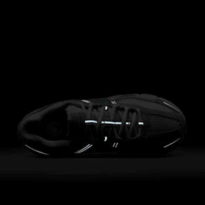 Highlighting the fine structure of Nike Shoes and حذاء نايك الأصلي، مع روعة شوز نايك وتفاصيل حذاء رياضي Vomero 5 رمادي فاتح بتفاصيل عاكسة ولمسات nike schuhe.