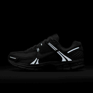 Highlighting the night visibility of Nike Shoes and حذاء نايك الأصلي ضمن تشكيلة شوز نايك التي تتضمن حذاء رياضي Vomero 5 رمادي فاتح بتفاصيل عاكسة وتصميم nike schuhe.