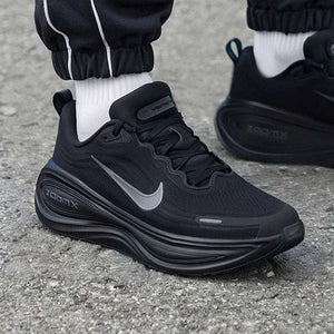 The lifestyle view showcases Nike Shoes details, combining the حذاء نايك الأصلي مع ميزات حذاء Nike Vomero Plus أسود للجري وجودة شوز نايك وتشكيلة nike schuhe.